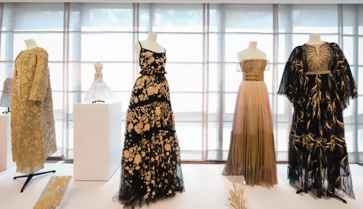 Dior feiert die Virtuosität des indischen Handwerks in neuen Ausstellungen