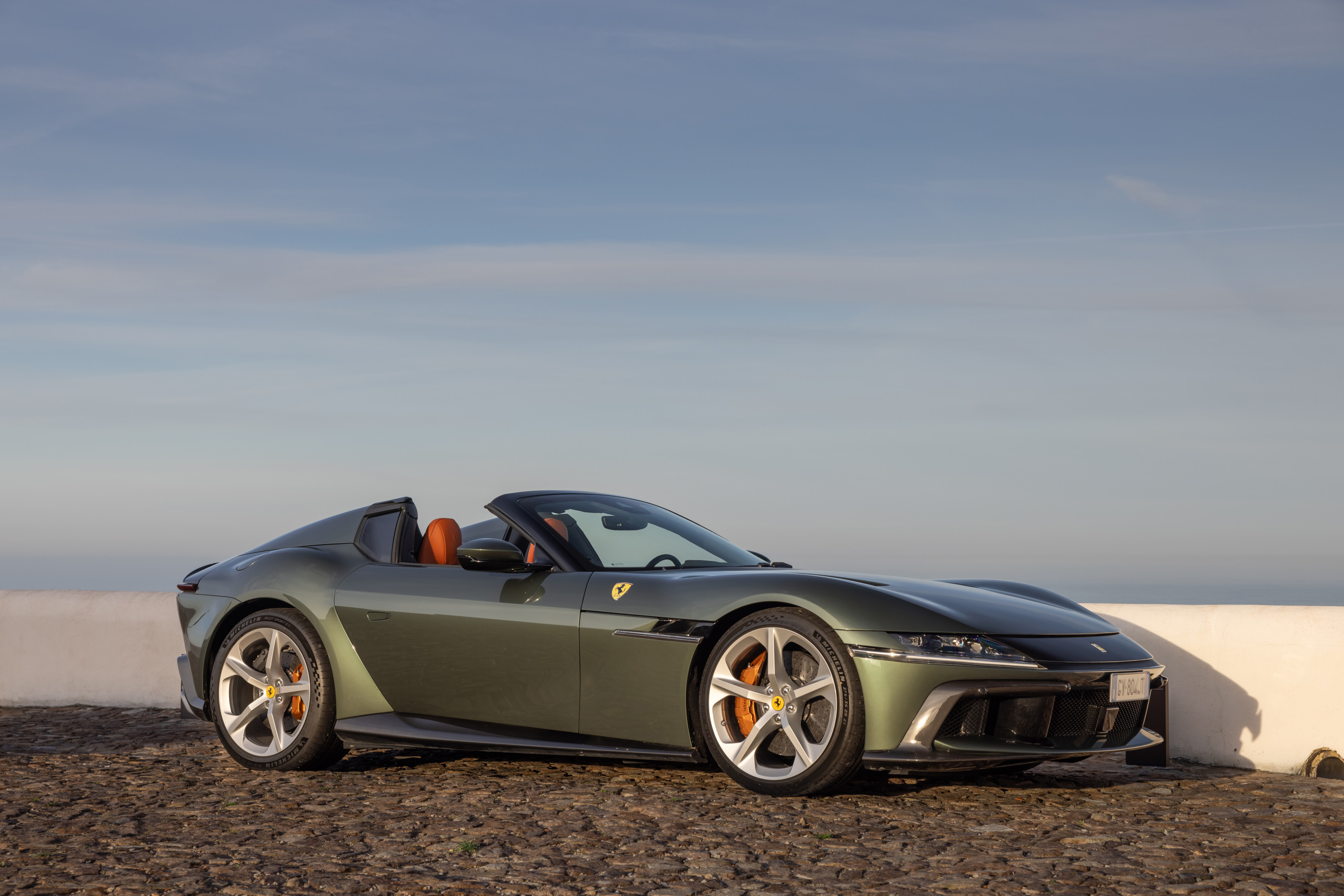 Ferrari nimmt das Verdeck seines glamourösen Roma ab, um seinen neuesten Spider zu kreieren
