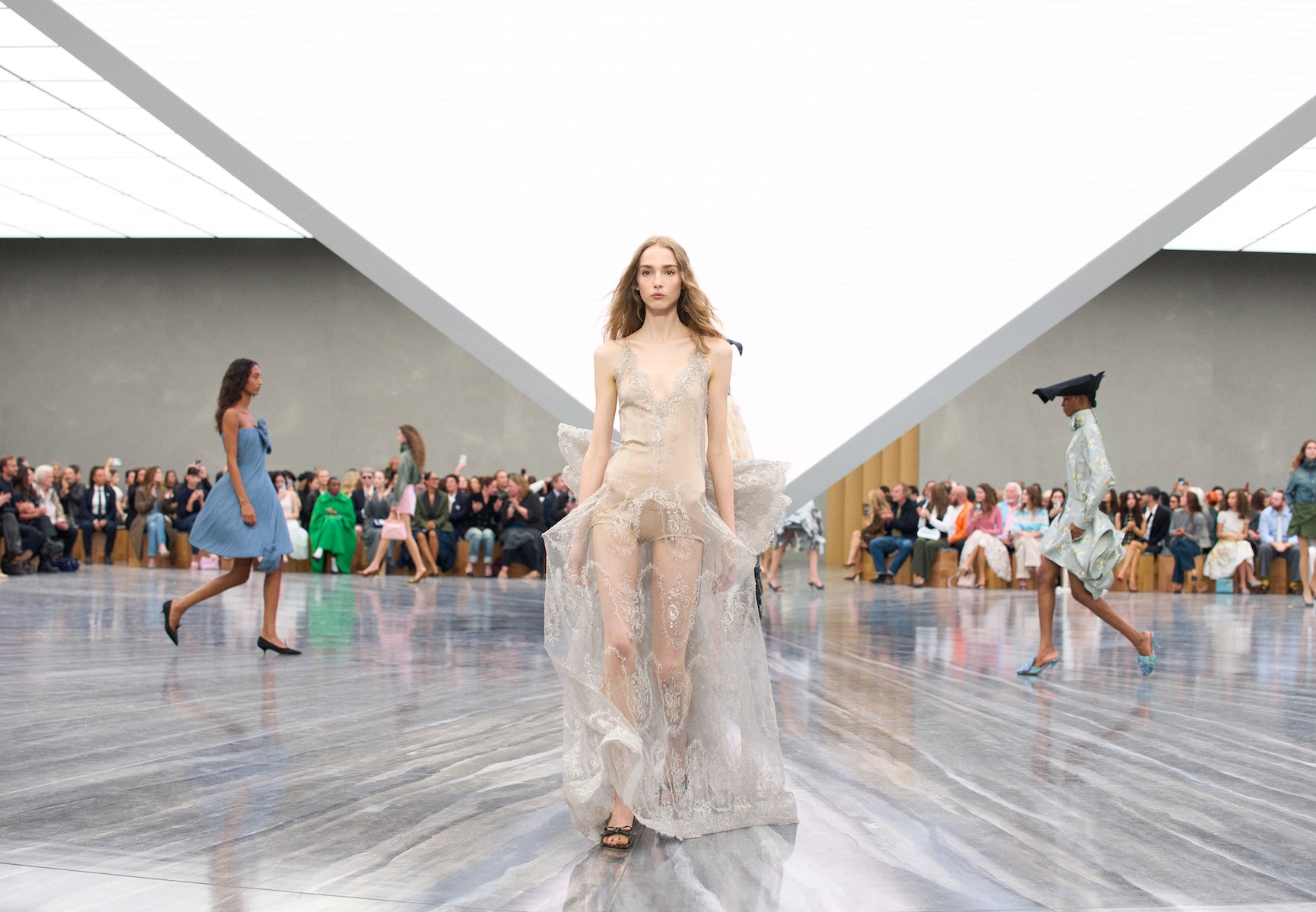 Fassen Sie die Schlüsselfarben von SS22 International Runway zusammen