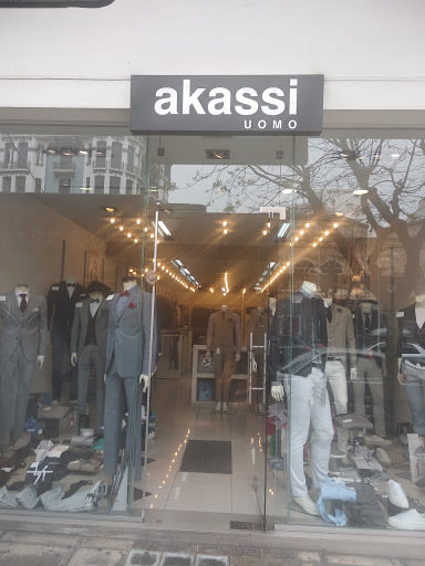 Akassi uomo