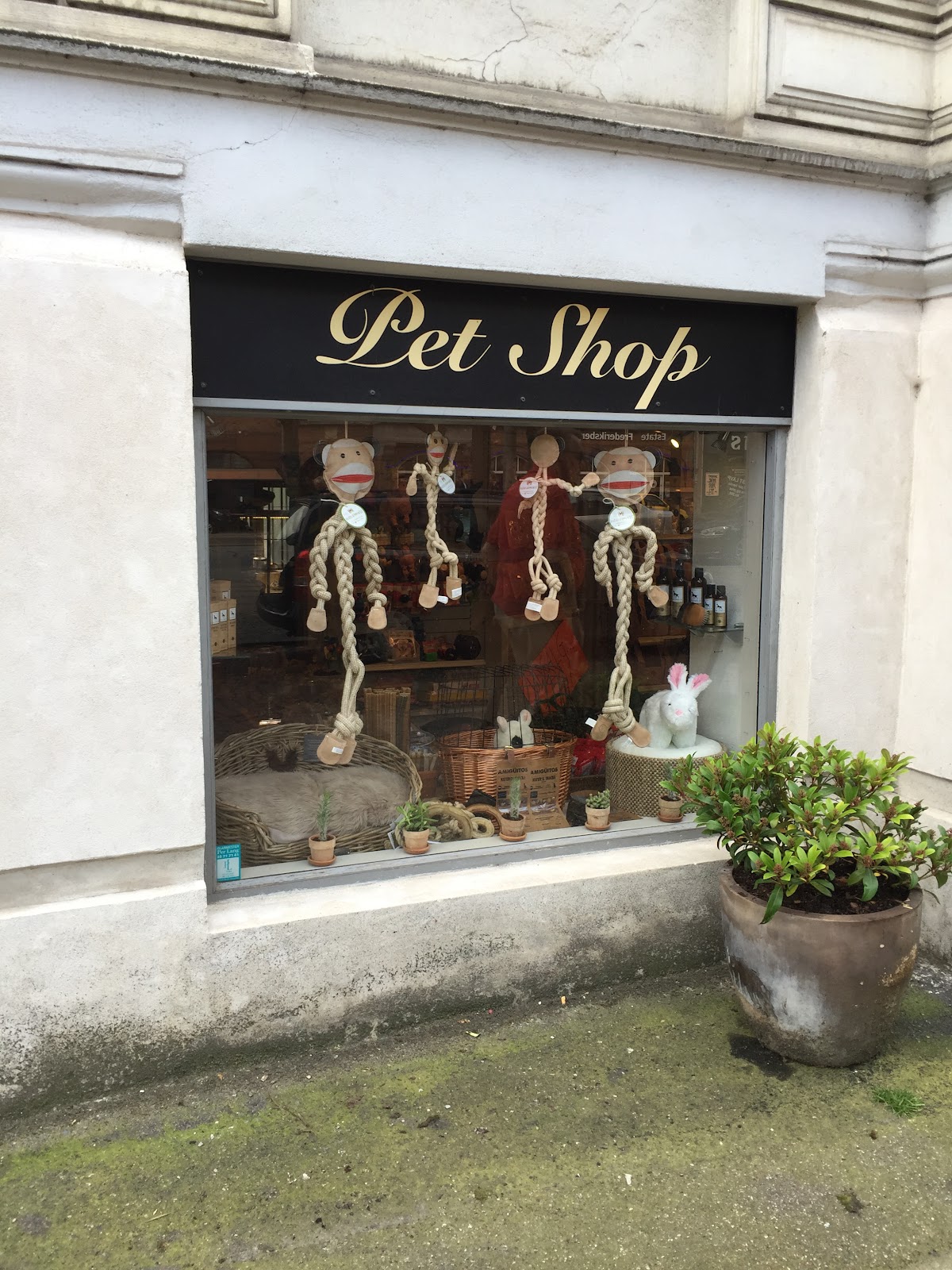 Fru Poulsen - Petshop & Foder