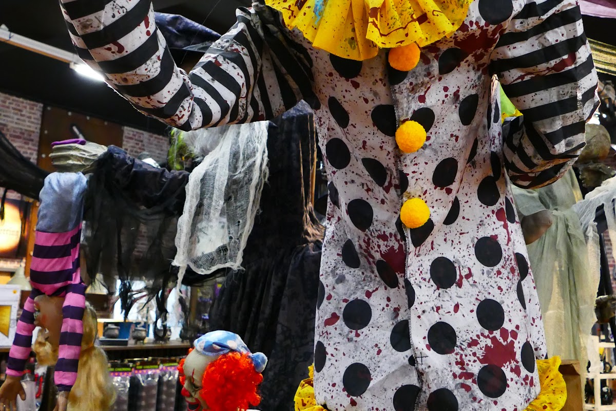 Geniale Faschingskostüme, beeindruckende Halloween-Deko und ein separates  Geisterhaus: der einmalige Horror-Shop in Pliening mit Lasertag und sogar  gruseligem Eis - Ich spring im Dreieck