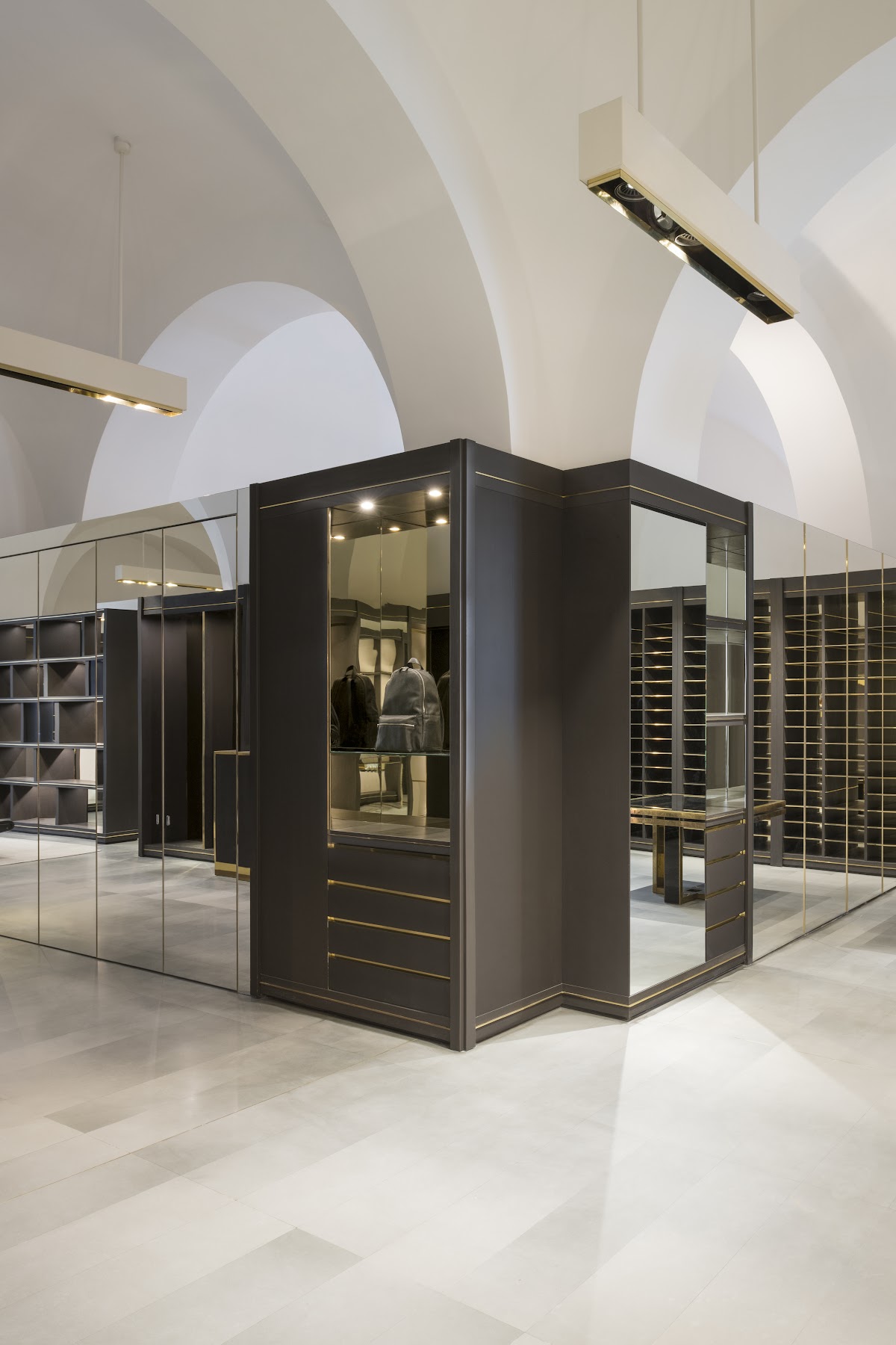 Nugnes Woman Temporary Store