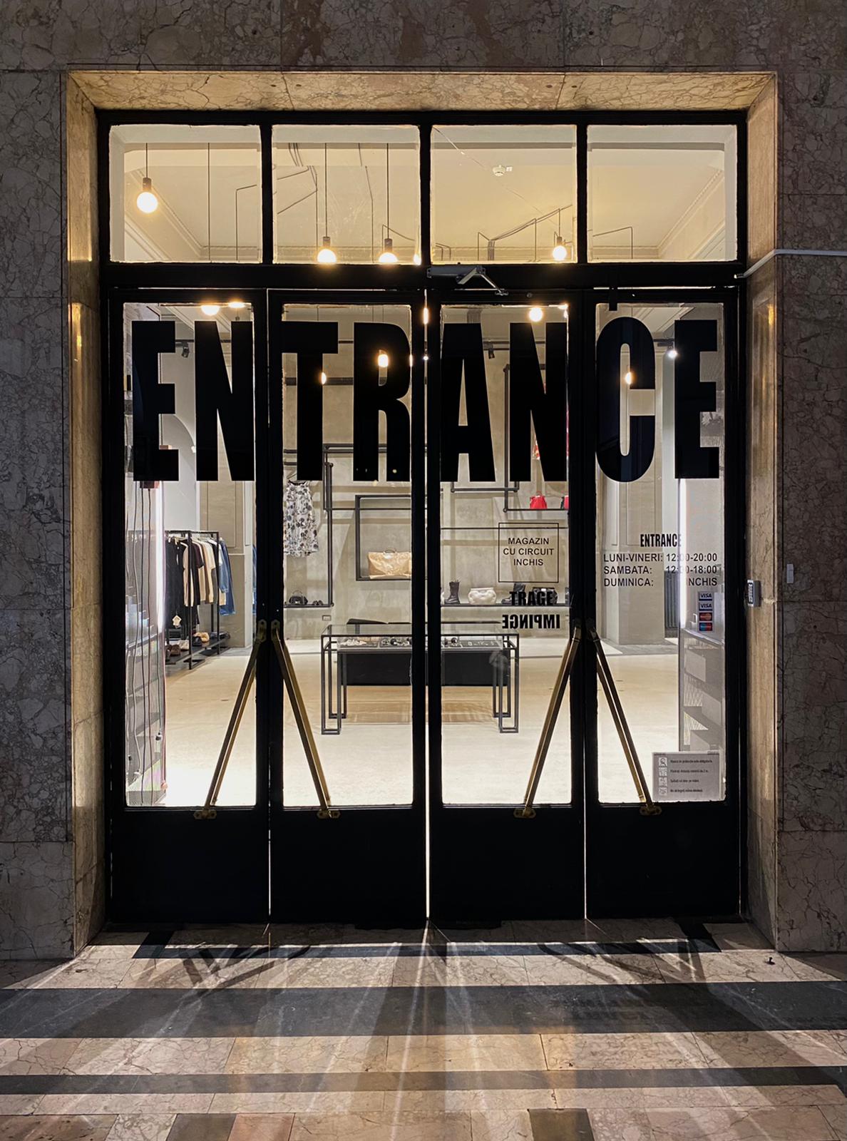 ENTRANCE STORE
